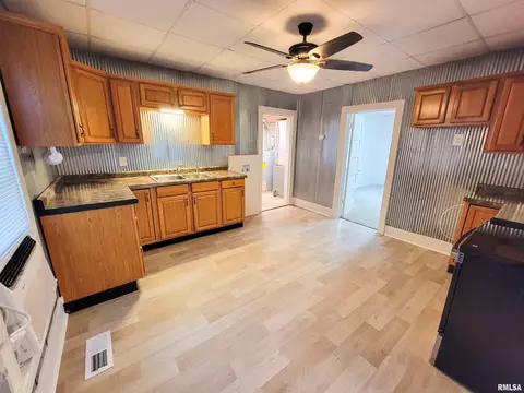 719 E Cherry St, Olney, IL 62450 photo 15
