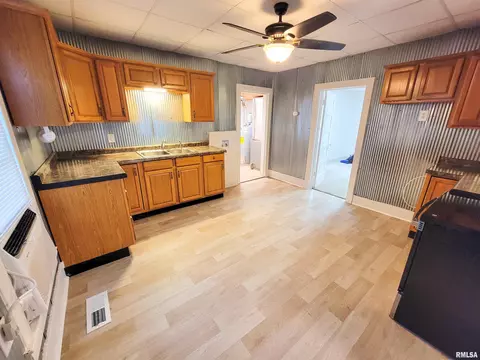 719 E Cherry St, Olney, IL 62450 photo 2