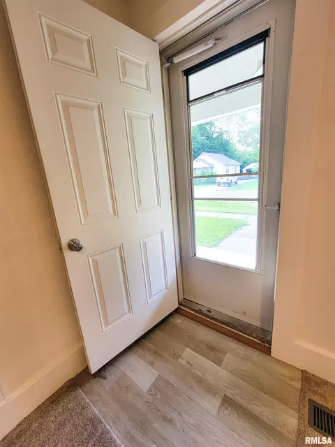 719 E Cherry St, Olney, IL 62450 photo 7