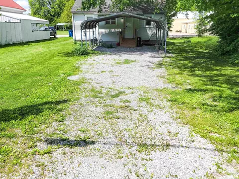 511 W 4th St, Flora, IL 62839 photo 4