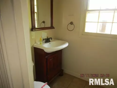 800 N Buchanan St, Benton, IL 62812 photo 6