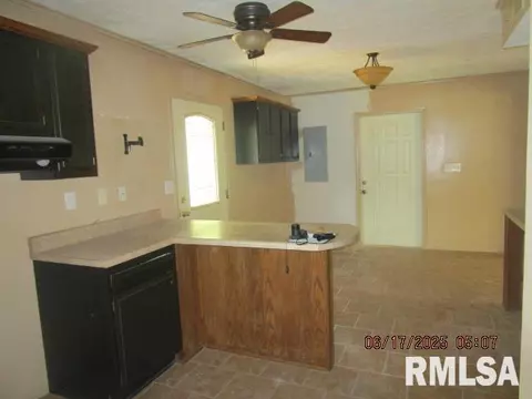 800 N Buchanan St, Benton, IL 62812 photo 4