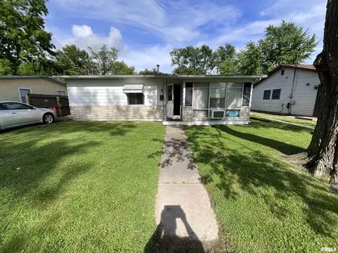 1323 Cedar St, Centralia, IL 62801