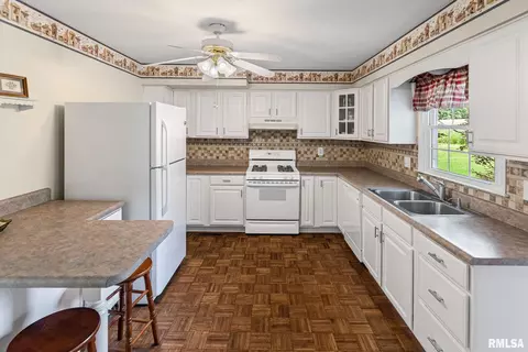 10 Monroe Ave, Salem, IL 62881 photo 16