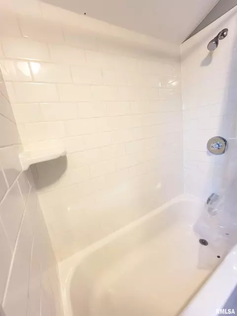 Bath - 439 E North Ave, Flora, IL 62839 photo 10 of 17