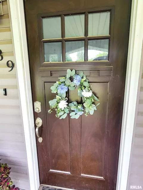Entry Way - 439 E North Ave, Flora, IL 62839 photo 1 of 3