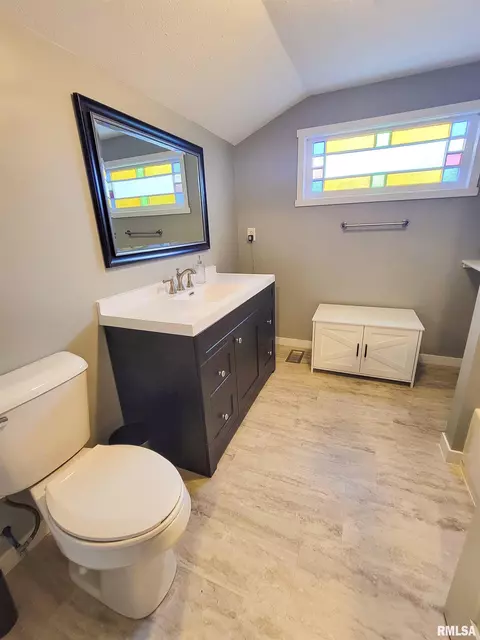 Bath - 439 E North Ave, Flora, IL 62839 photo 9 of 17