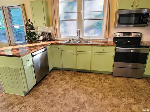 Kitchen - 439 E North Ave, Flora, IL 62839 photo 1 of 11