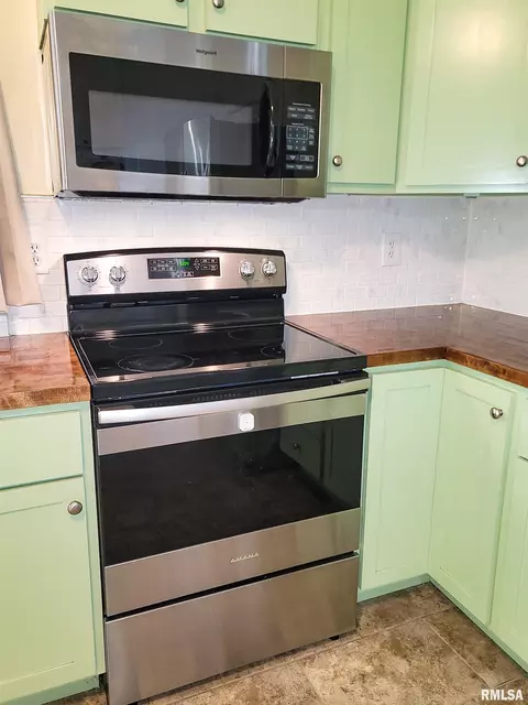 Kitchen - 439 E North Ave, Flora, IL 62839 photo 6 of 11