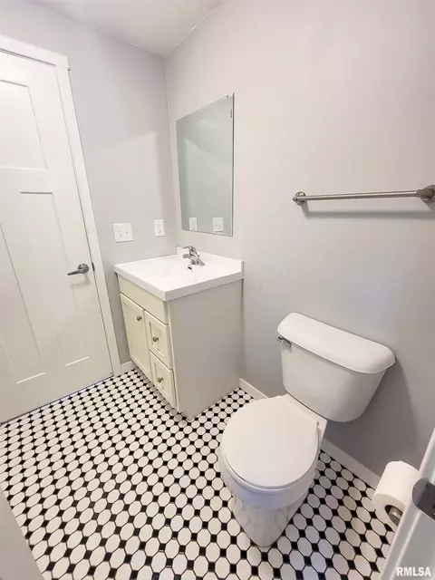 Bath - 439 E North Ave, Flora, IL 62839 photo 2 of 17