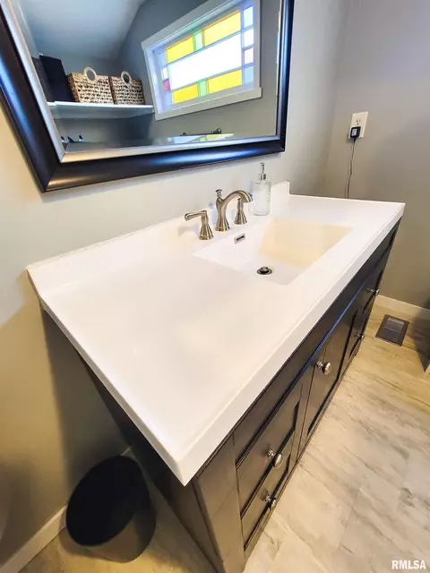Bath - 439 E North Ave, Flora, IL 62839 photo 11 of 17