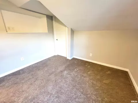 Bedroom - 439 E North Ave, Flora, IL 62839 photo 9 of 12