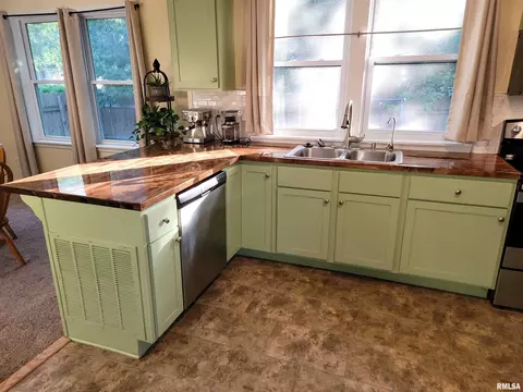 Kitchen - 439 E North Ave, Flora, IL 62839 photo 3 of 11