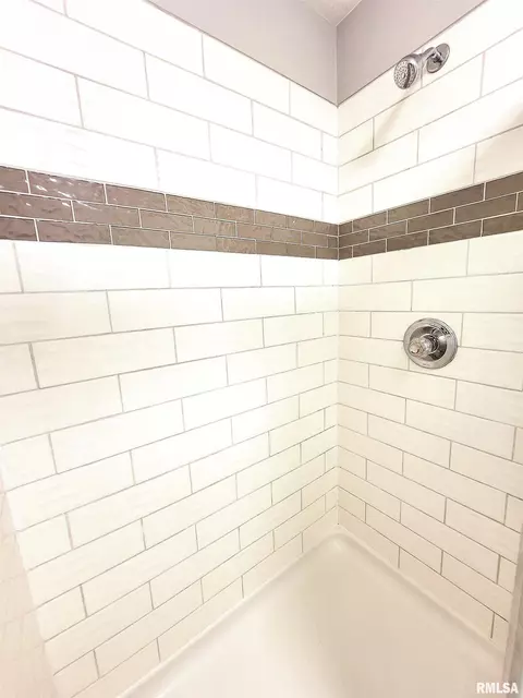 Bath - 439 E North Ave, Flora, IL 62839 photo 3 of 17