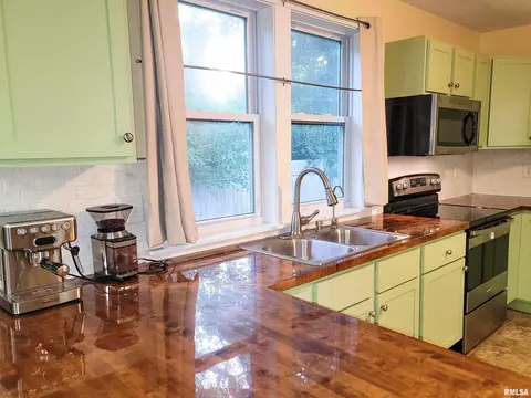 Kitchen - 439 E North Ave, Flora, IL 62839 photo 8 of 11
