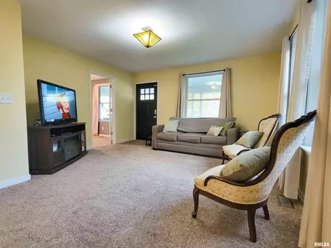 Living - 439 E North Ave, Flora, IL 62839 photo 1 of 4