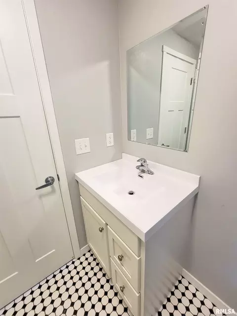 Bath - 439 E North Ave, Flora, IL 62839 photo 6 of 17