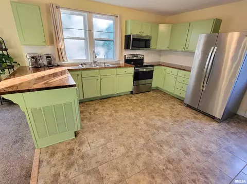 Kitchen - 439 E North Ave, Flora, IL 62839 photo 5 of 11