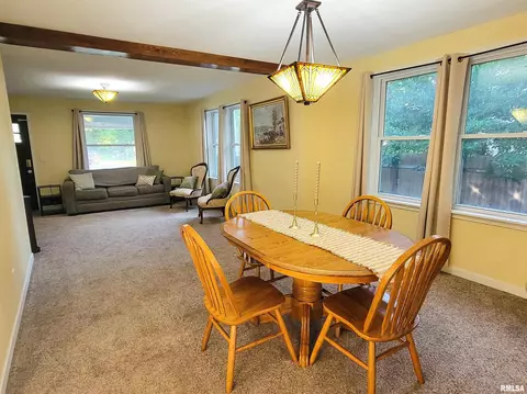 Dining - 439 E North Ave, Flora, IL 62839 photo 2 of 3