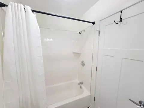 Bath - 439 E North Ave, Flora, IL 62839 photo 15 of 17