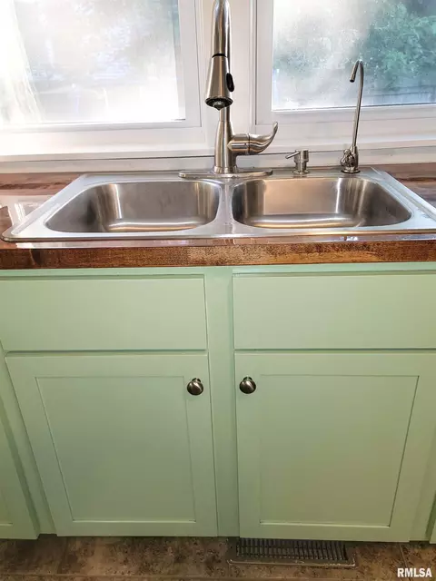 Kitchen - 439 E North Ave, Flora, IL 62839 photo 10 of 11