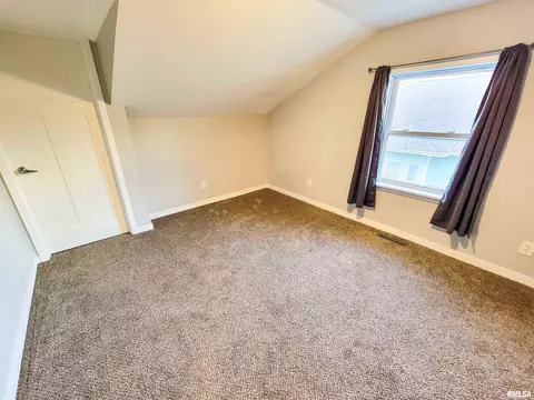 Bedroom - 439 E North Ave, Flora, IL 62839 photo 10 of 12