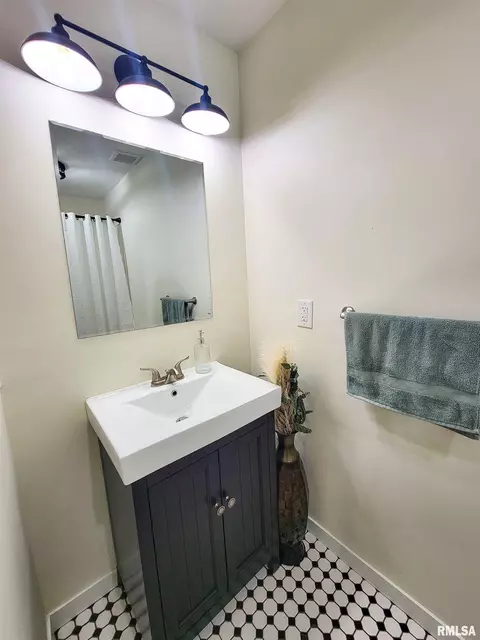 Bath - 439 E North Ave, Flora, IL 62839 photo 1 of 17