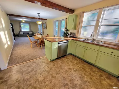 Kitchen - 439 E North Ave, Flora, IL 62839 photo 2 of 11