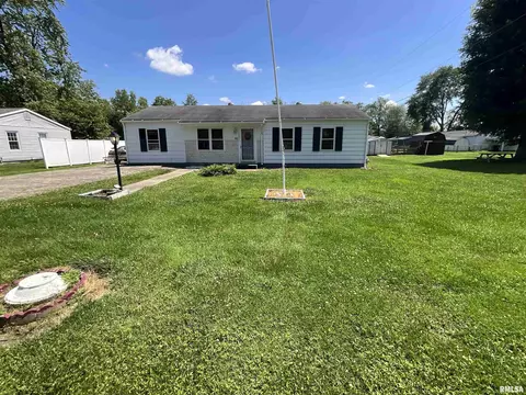 1205 W Bennett St, Salem, IL 62881