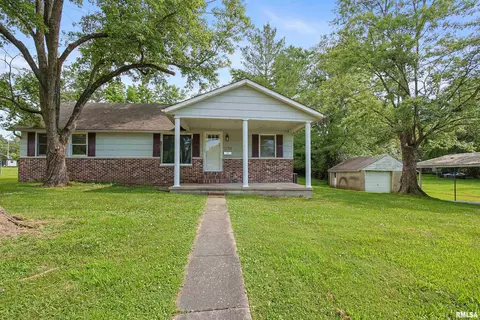 1130 W Webster St, Benton, IL 62812