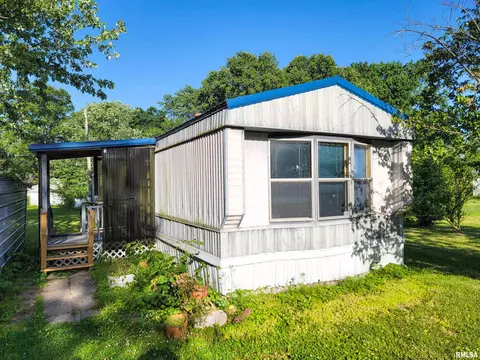 235 W 8th St, Flora, IL 62839