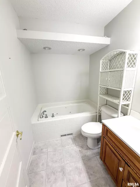 Bath - 202 Flora Ave, Flora, IL 62839 photo 7 of 8