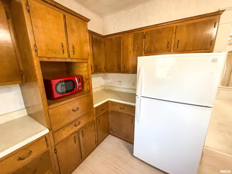 Kitchen - 202 Flora Ave, Flora, IL 62839 photo 6 of 9