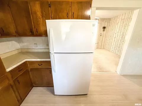 Kitchen - 202 Flora Ave, Flora, IL 62839 photo 9 of 9