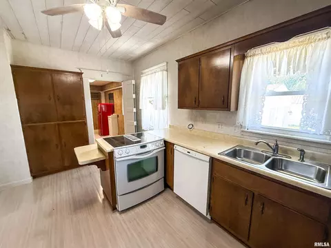 Kitchen - 202 Flora Ave, Flora, IL 62839 photo 7 of 9
