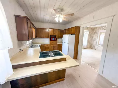 Kitchen - 202 Flora Ave, Flora, IL 62839 photo 2 of 9