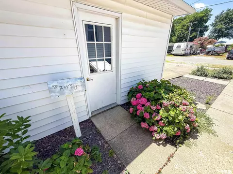 Exterior - 202 Flora Ave, Flora, IL 62839 photo 5 of 18