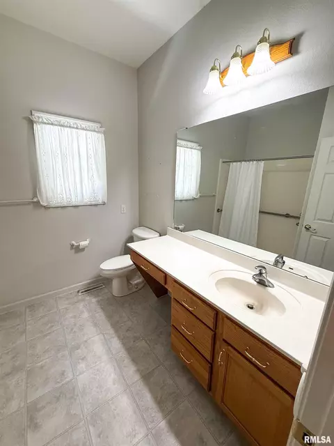 Bath - 202 Flora Ave, Flora, IL 62839 photo 1 of 8