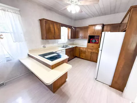 Kitchen - 202 Flora Ave, Flora, IL 62839 photo 1 of 9