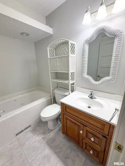 Bath - 202 Flora Ave, Flora, IL 62839 photo 5 of 8