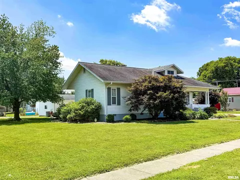 Exterior - 202 Flora Ave, Flora, IL 62839 photo 11 of 18