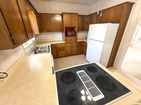 Kitchen - 202 Flora Ave, Flora, IL 62839 photo 4 of 9