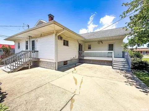 Exterior - 202 Flora Ave, Flora, IL 62839 photo 17 of 18