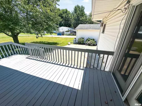 Exterior - 202 Flora Ave, Flora, IL 62839 photo 7 of 18