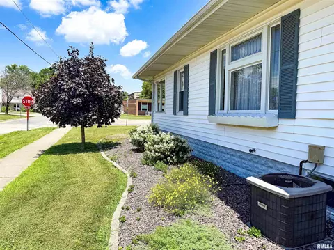 Exterior - 202 Flora Ave, Flora, IL 62839 photo 16 of 18
