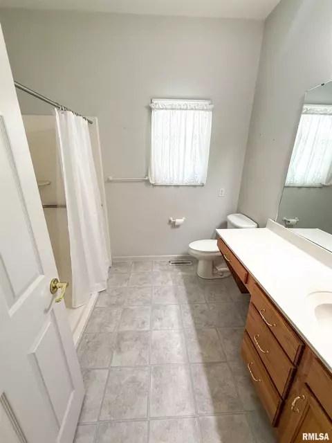 Bath - 202 Flora Ave, Flora, IL 62839 photo 2 of 8