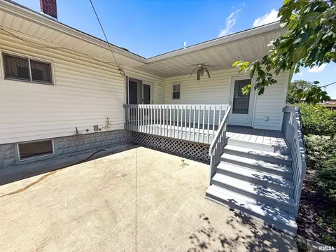 Exterior - 202 Flora Ave, Flora, IL 62839 photo 6 of 18