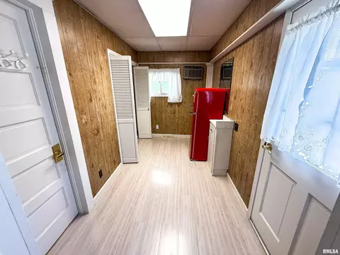 Entry Way - 202 Flora Ave, Flora, IL 62839 photo 5 of 5