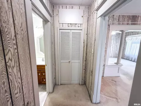 Entry Way - 202 Flora Ave, Flora, IL 62839 photo 1 of 5