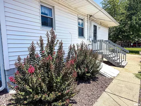 Exterior - 202 Flora Ave, Flora, IL 62839 photo 14 of 18